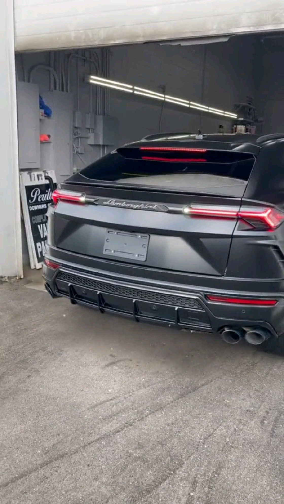 兰博基尼urus尾灯太小气了吧