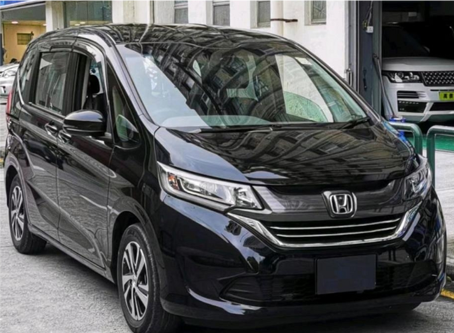 本田freed是一款定位家庭用车的小车,本田freed是一款七座车型,轴距