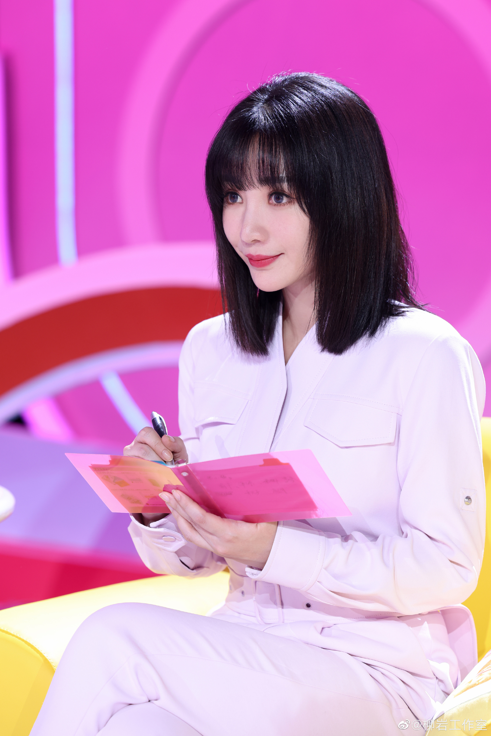 柳岩穿粉色连体裤写真大片