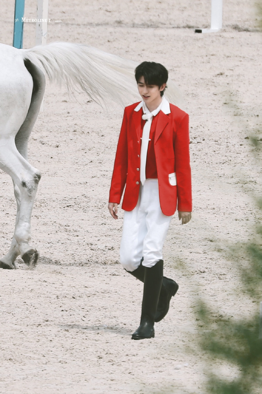 蔡徐坤综艺路透曝光,一身红色马术服帅到你了吗
