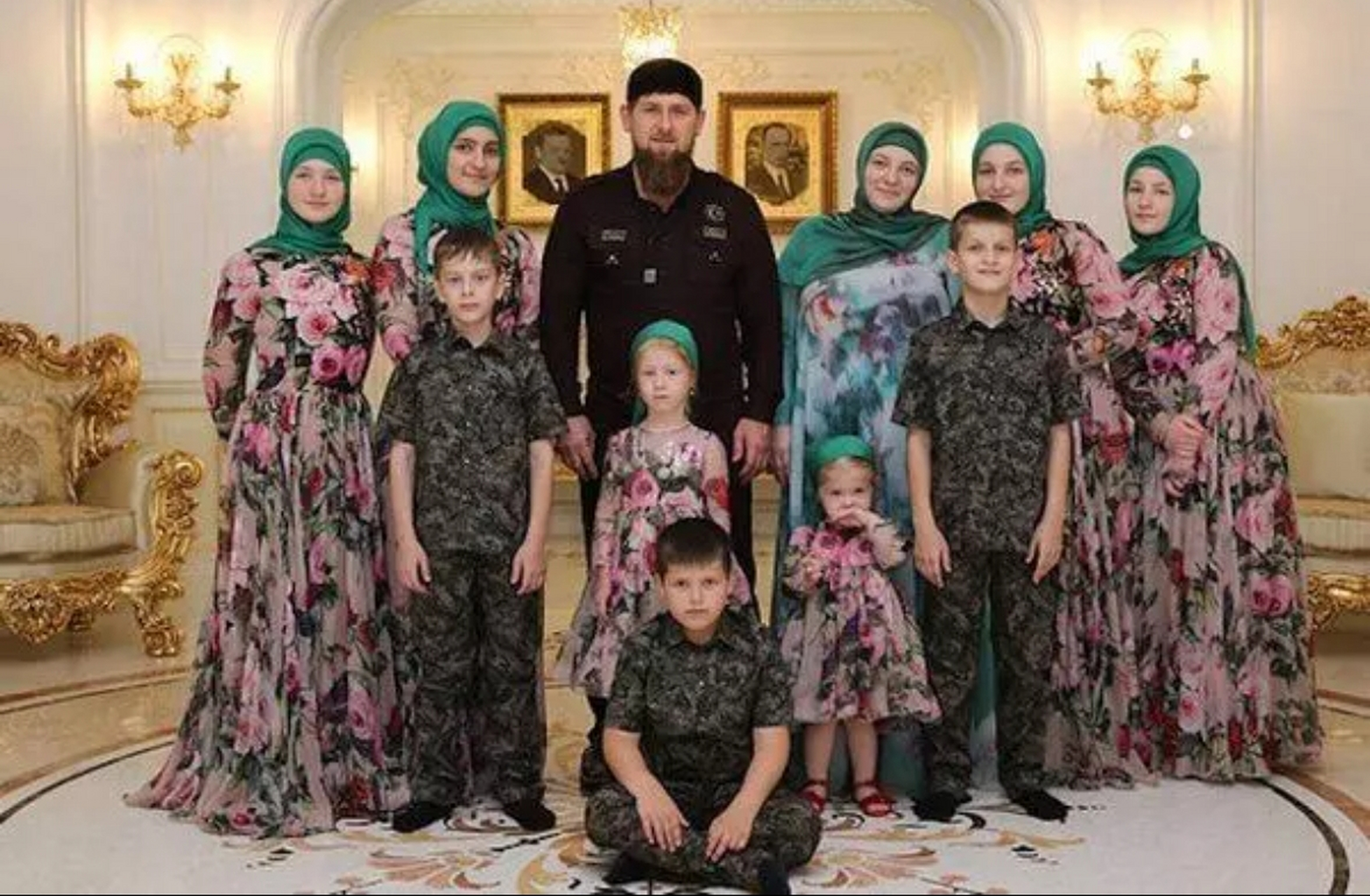 梅德妮是车臣第四大家族的长女,没有这场婚姻,小卡德罗夫根本坐不稳