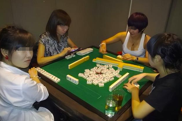 故事:女子打麻将上瘾,2岁儿子被猪咬死,丈夫却笑着给老婆做4碗面