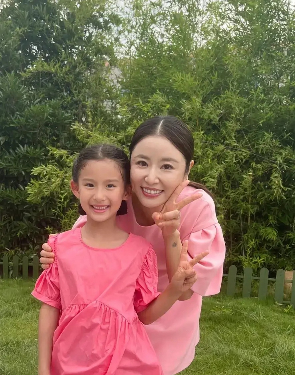 林心如合照生图曝光,身边女孩好可爱.