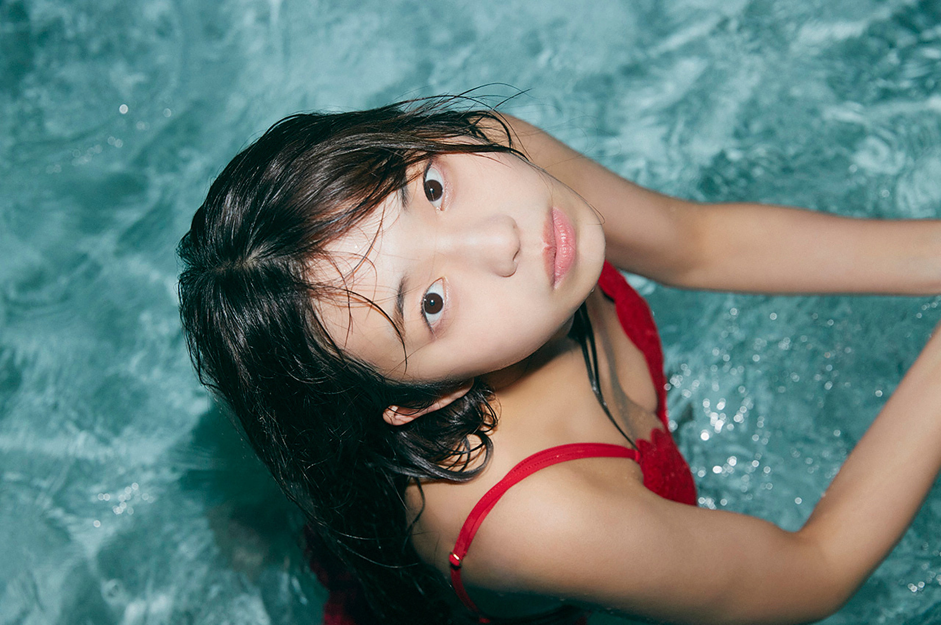 泳池里的菊地姬奈