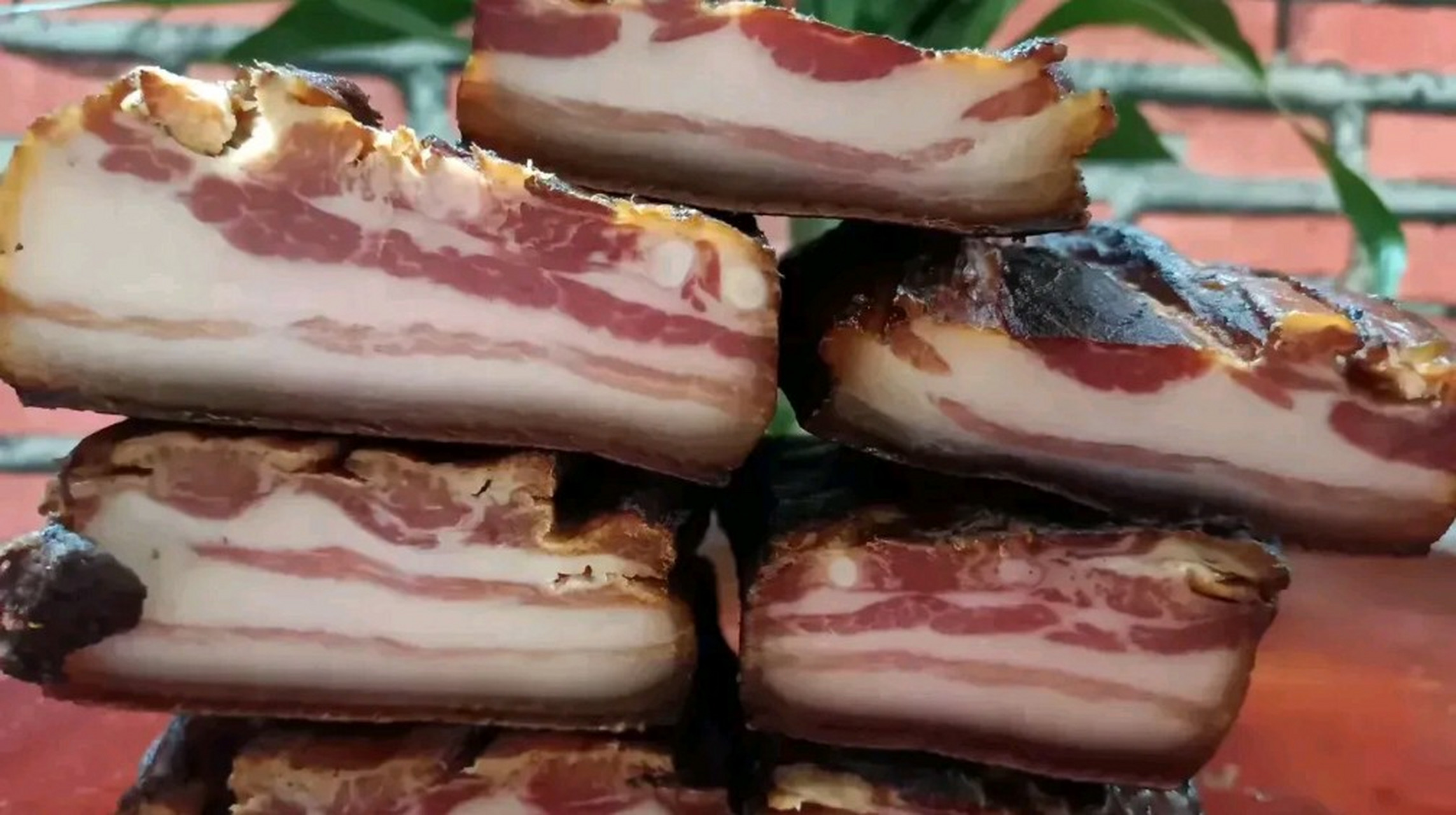 这是公公在路边买的腊五花肉,每斤18块钱,这种腊肉肥瘦相间非常漂亮.