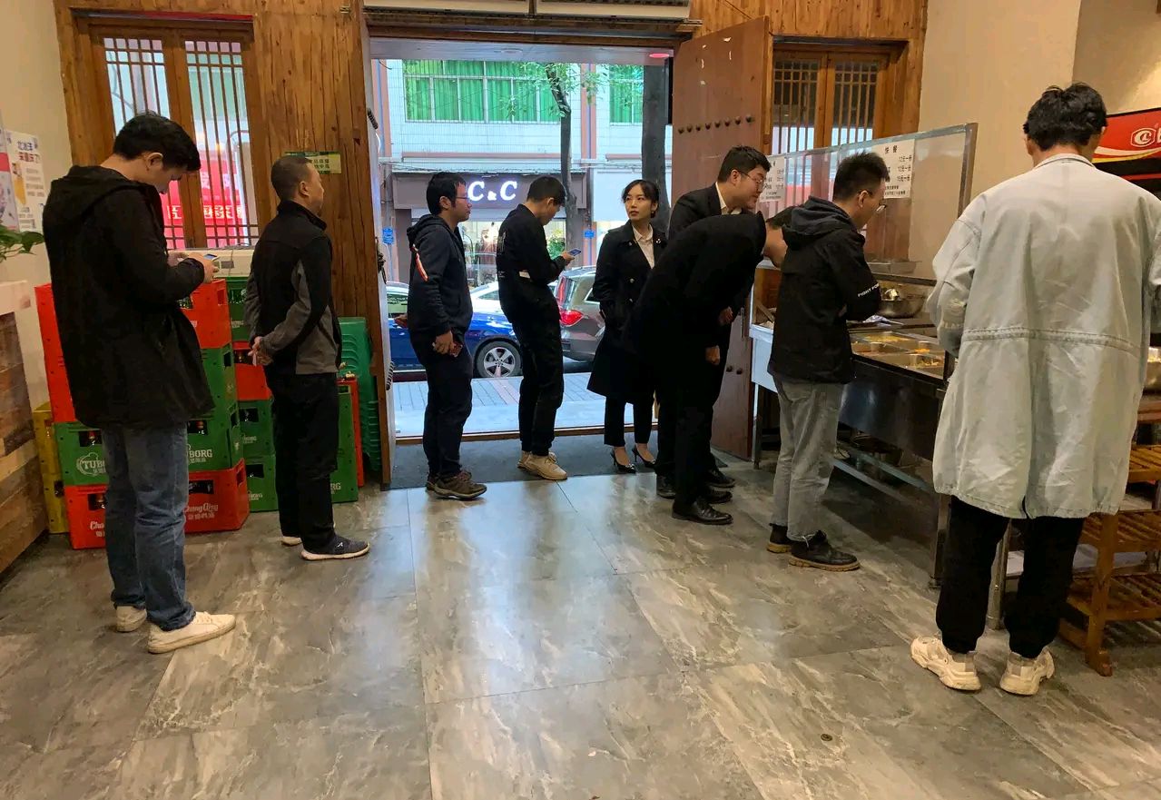 重庆九龙坡区某食店,十二元快餐男生就餐很多却不见女生,咋回事