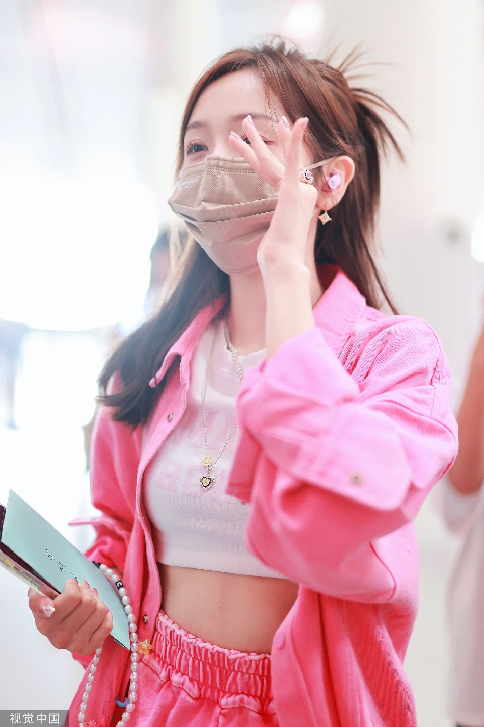 组图：吴宣仪粉嫩少女造型亮相机场 露出腰腹线条甜酷范十足第4张图片