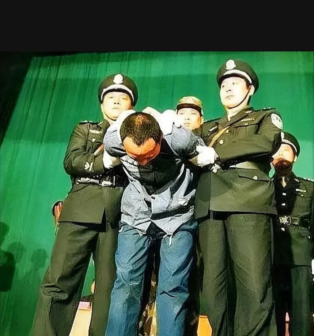 2001年4月,靳如超被押赴刑场,执行枪决时,留下的一张老照片,镜头中的