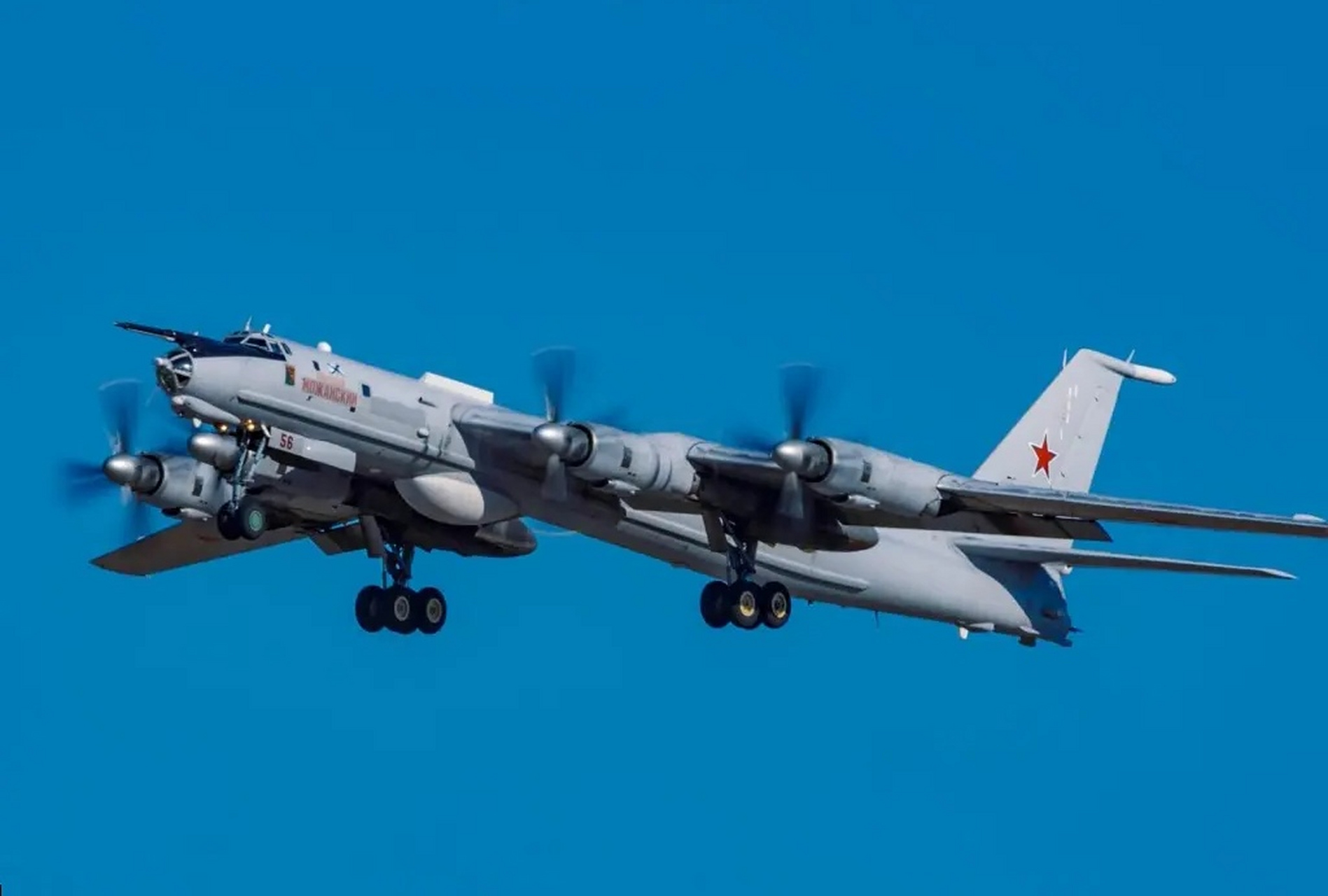 战机欣赏:俄罗斯 图-142 大型反潜机,主职反潜,兼做中继通讯.