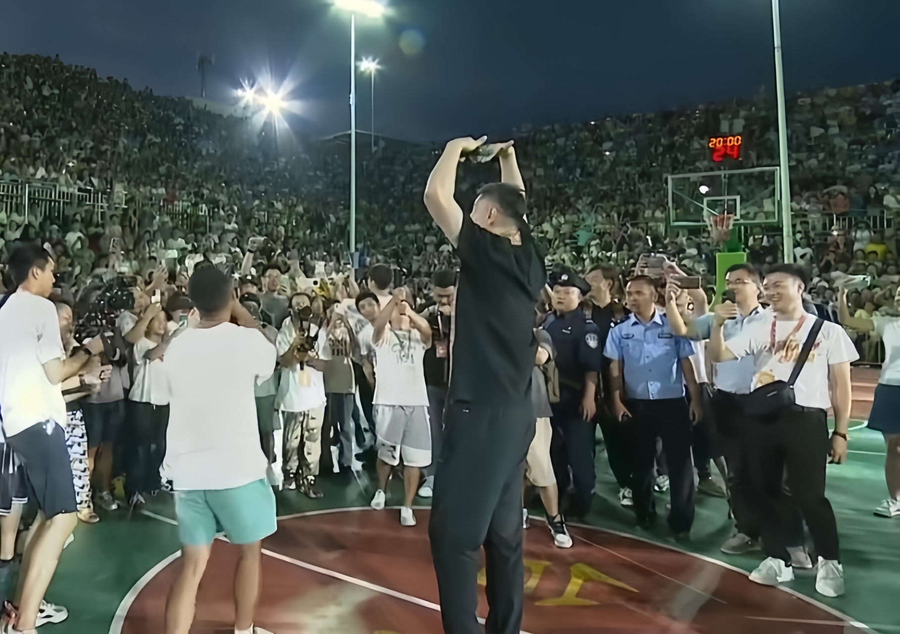 广东宏远男篮主教练杜锋杜指导今晚现身贵州村ba,现场依旧是气氛火爆