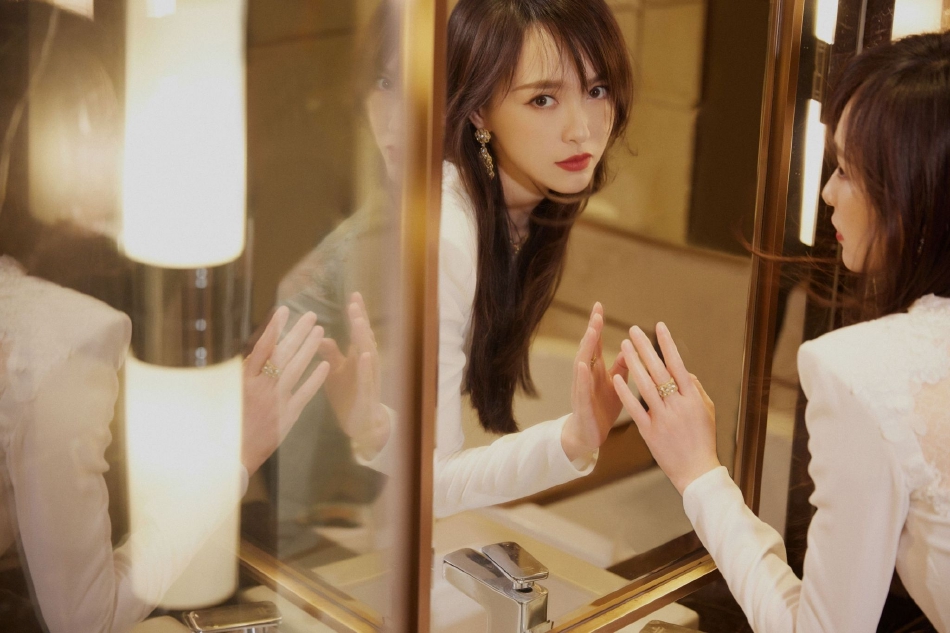 组图：唐嫣镜像写真优雅大气 着包臀连衣裙长发拂面红唇吸睛第4张图片