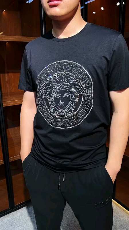 才发现范思哲瓦萨琪重工烫钻图案耀眼大方,大气深受时尚