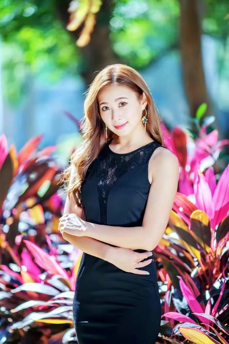 美丽大方气质高雅的美妇风韵无限