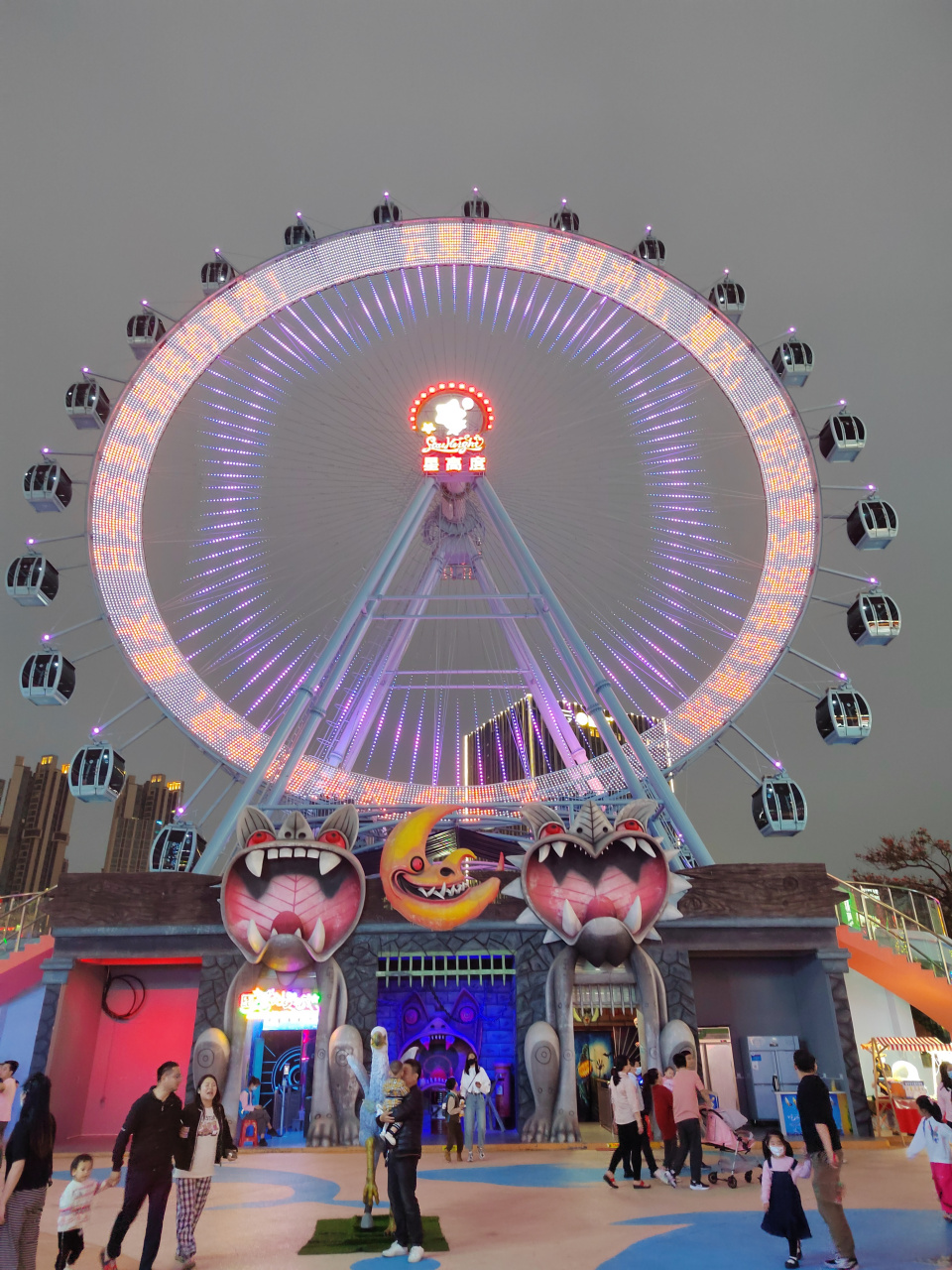 深圳大浪有个摩天轮,心血来潮,过去打卡了. 门票不贵,十几块.