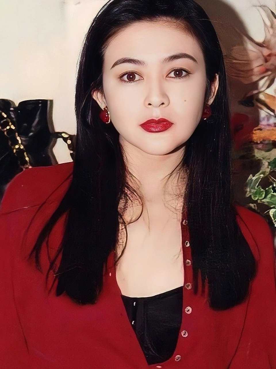 关之琳是真正的大美人,长得真的是好看,跟其他需要妆容,服饰,美颜