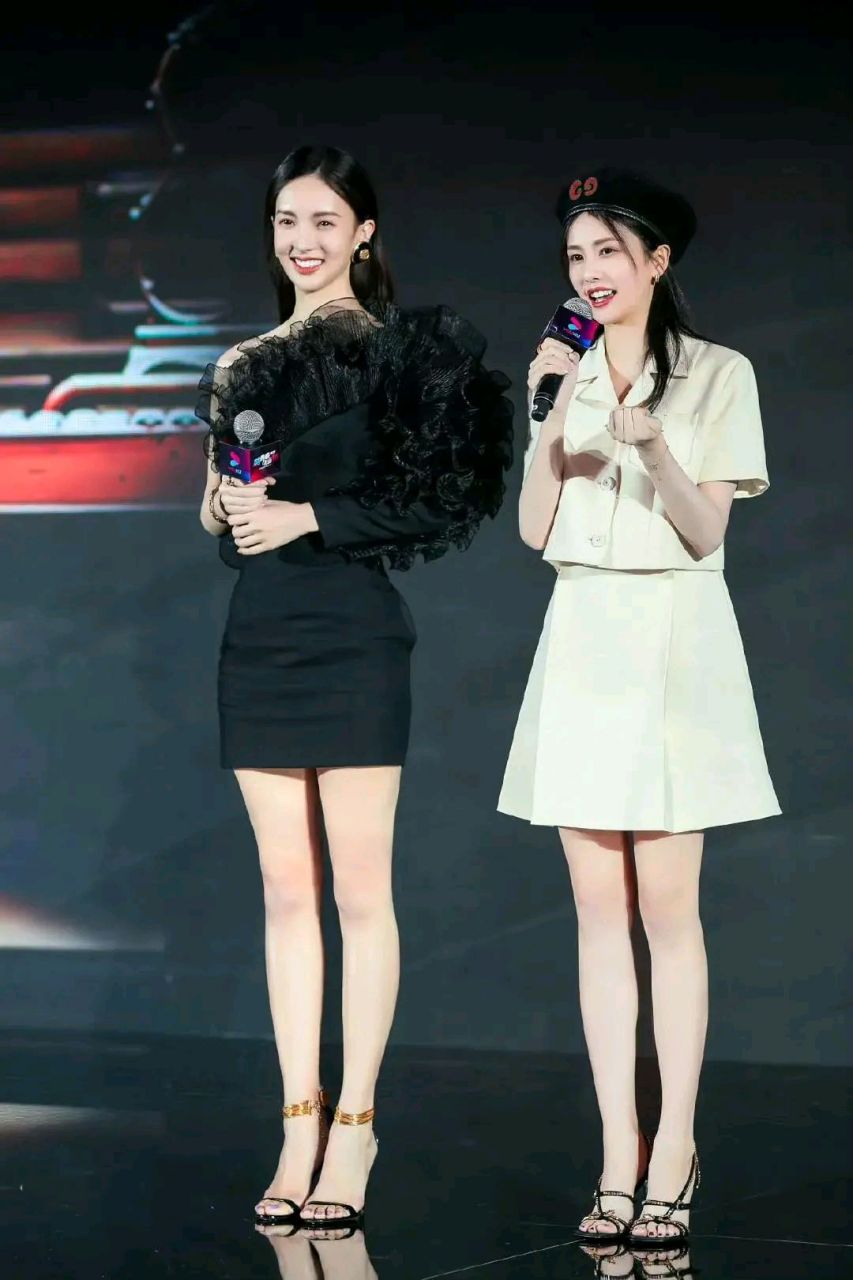 金晨问白鹿:"反正咱俩同框了,要不要比比谁更美?