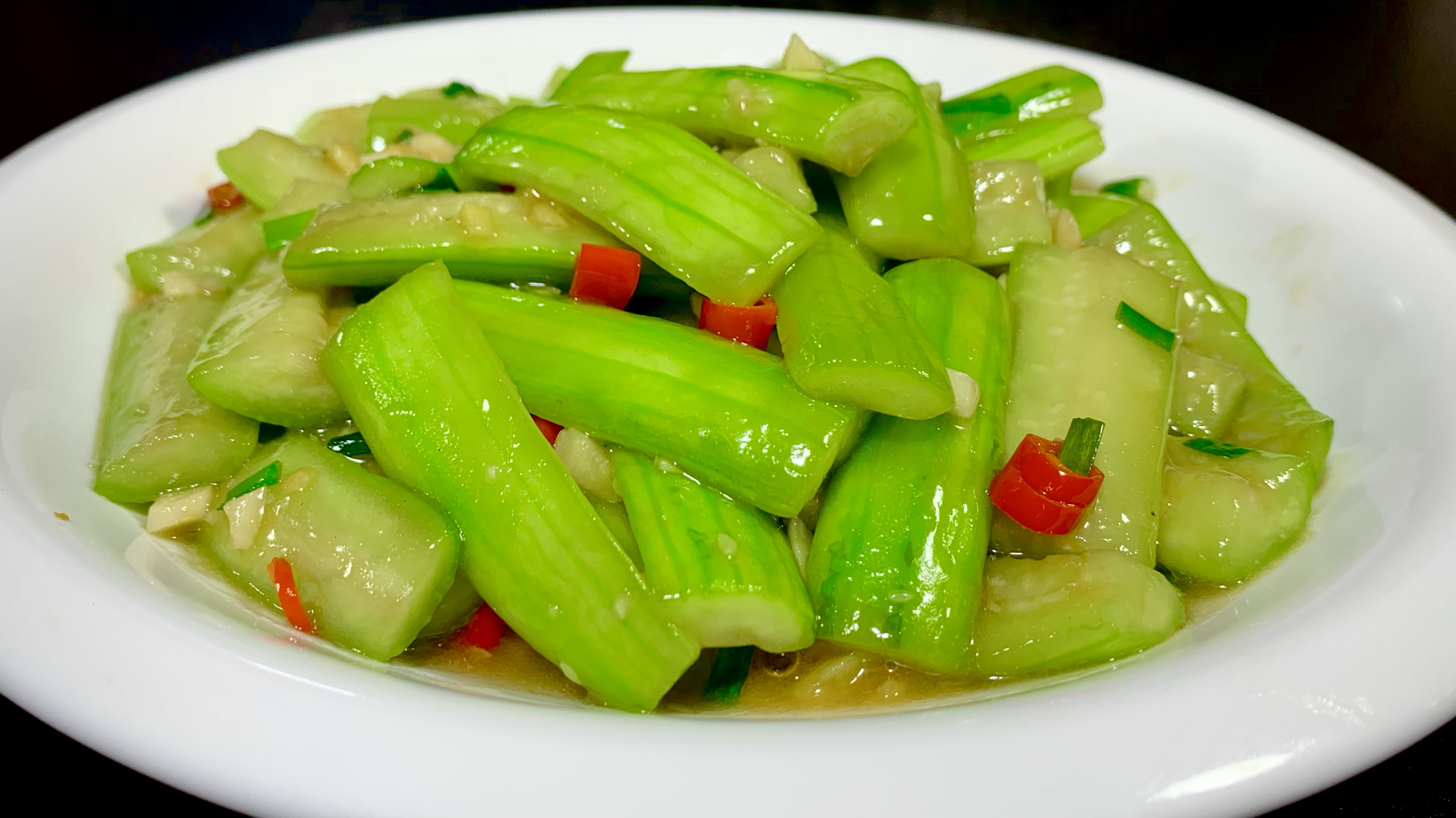 丝瓜就喜欢这种家常做法,嫩滑爽口,鲜香多汁,开胃下饭百吃不厌