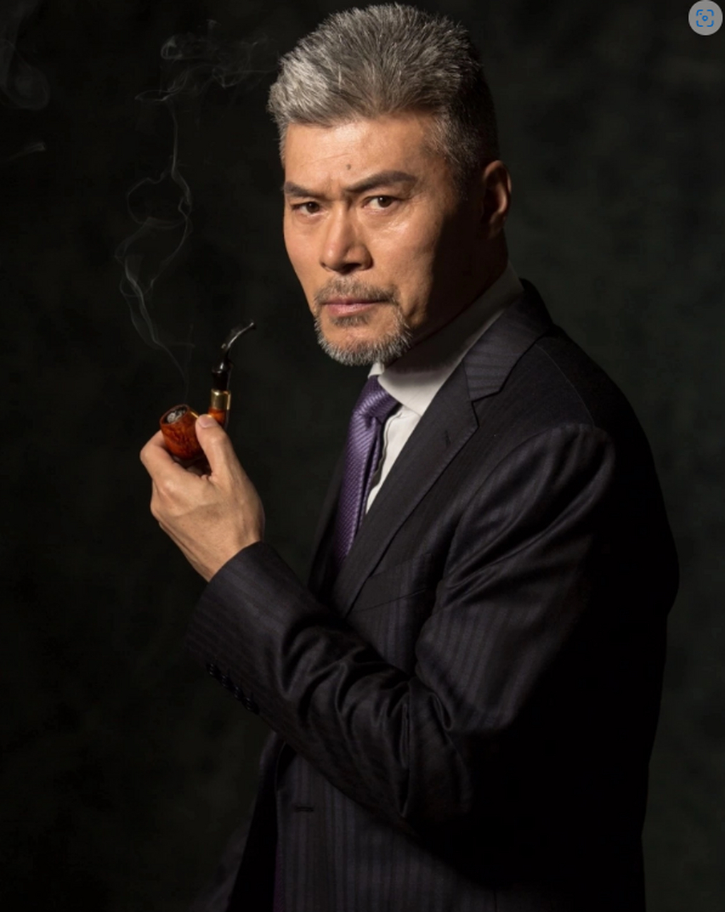 赵恒煊是一位著名的演员,他在《白眉大侠》中成名,并在演艺圈取得了