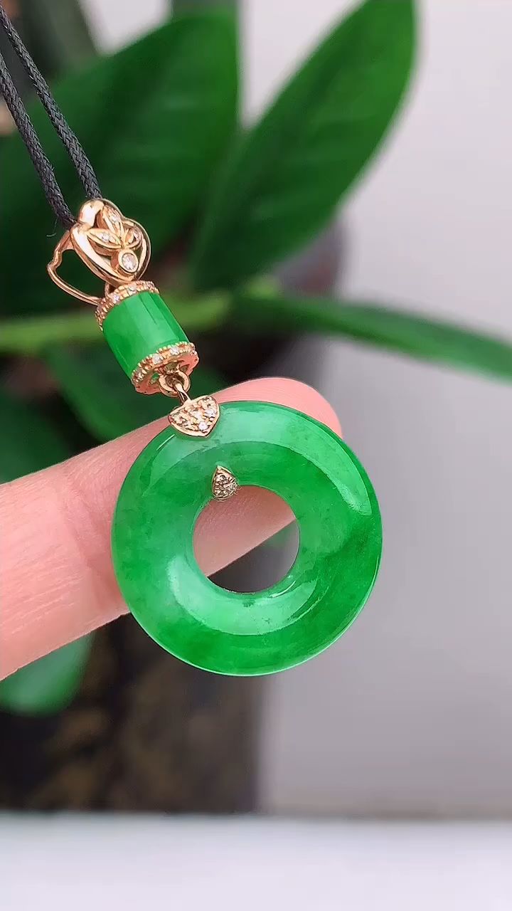 天然a货翡翠 g 1020 18k金镶嵌飘阳绿平安扣吊坠 玉质细腻 种水好