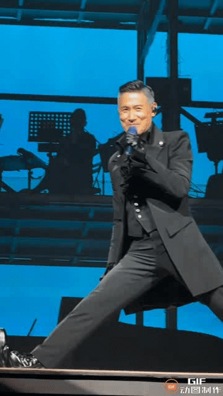 【张学友演唱会一字马】61岁的张学友在自己演唱会,跟歌迷互动环节中