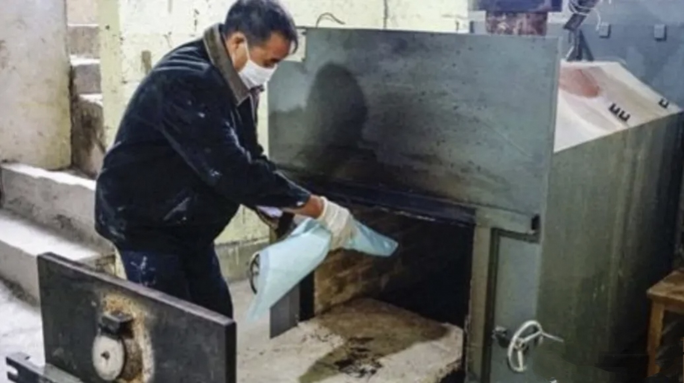 合肥一火葬场,医院送来一具婴儿尸体,工人正要将其火化,就在这时,工人