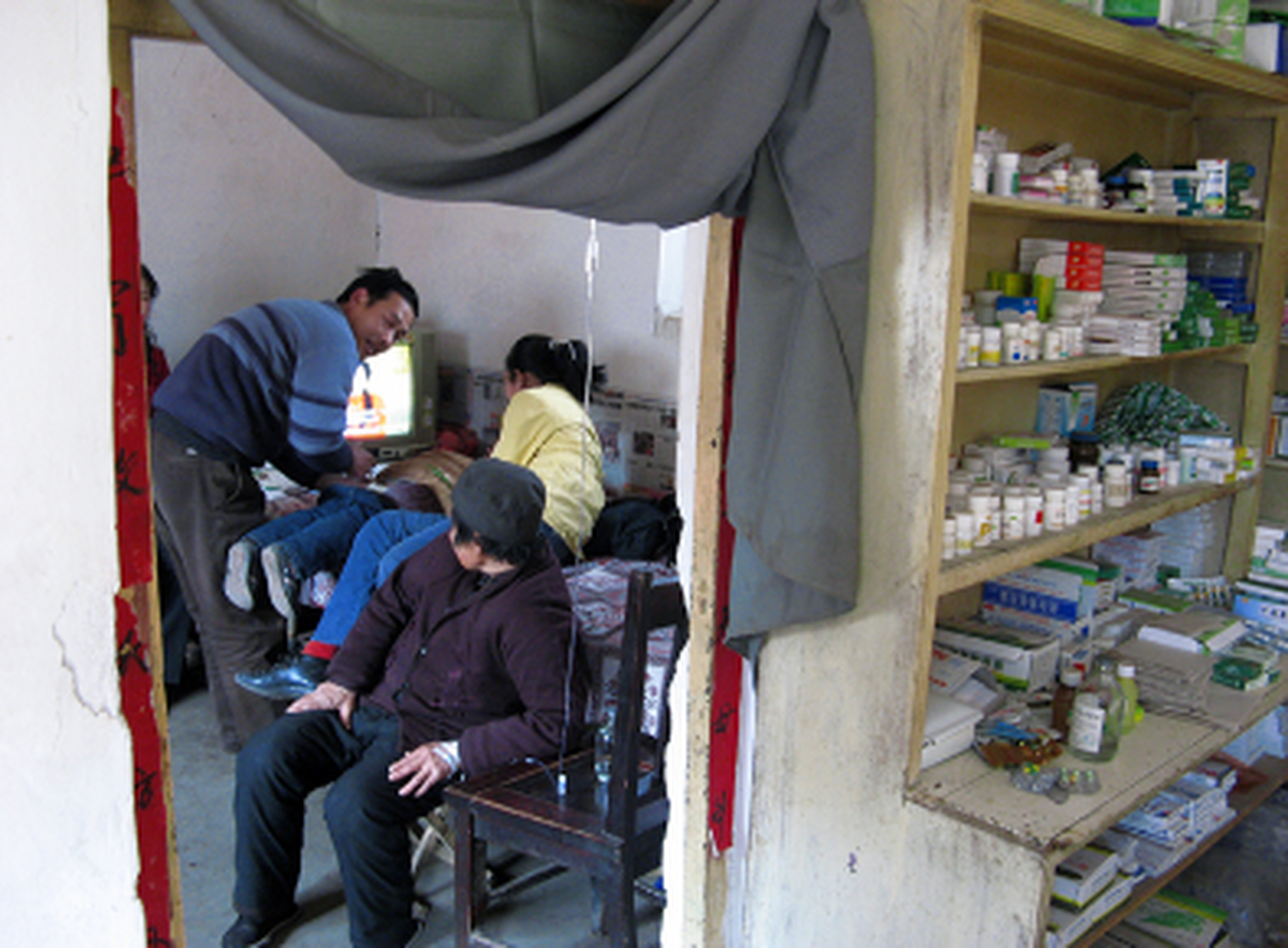 以我们村为例,3000口的常住村民,只有区区两个正儿八经的诊所,而我