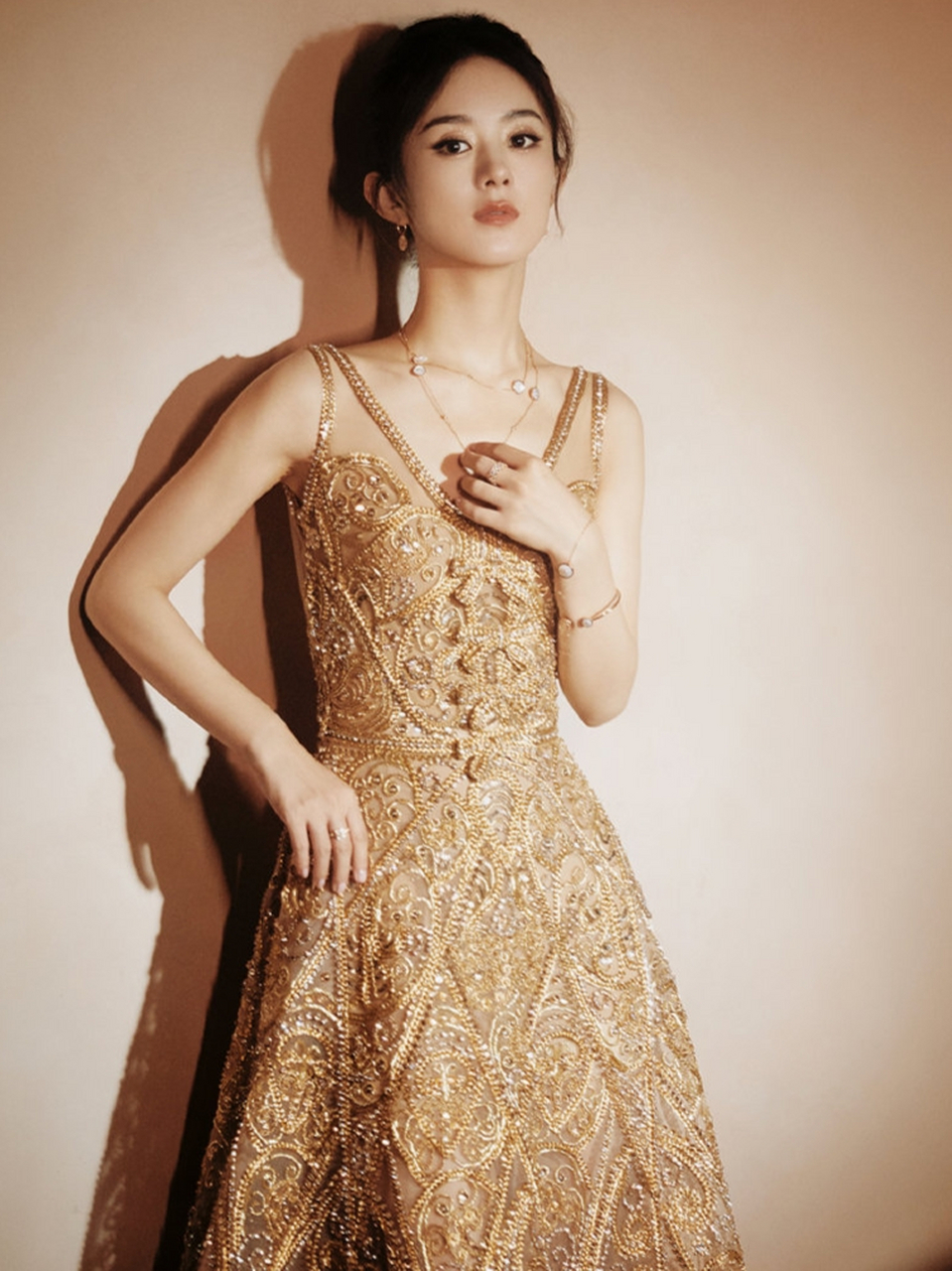 赵丽颖白玉兰红毯造型金色战袍真的好贵气好闪!