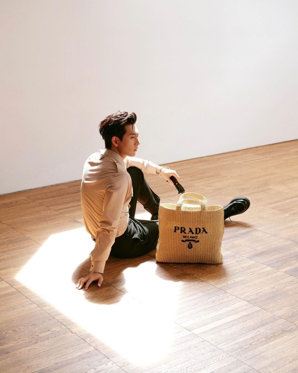 李现拍摄品牌广告 他身着衬衫西裤,笔挺身材很有型.