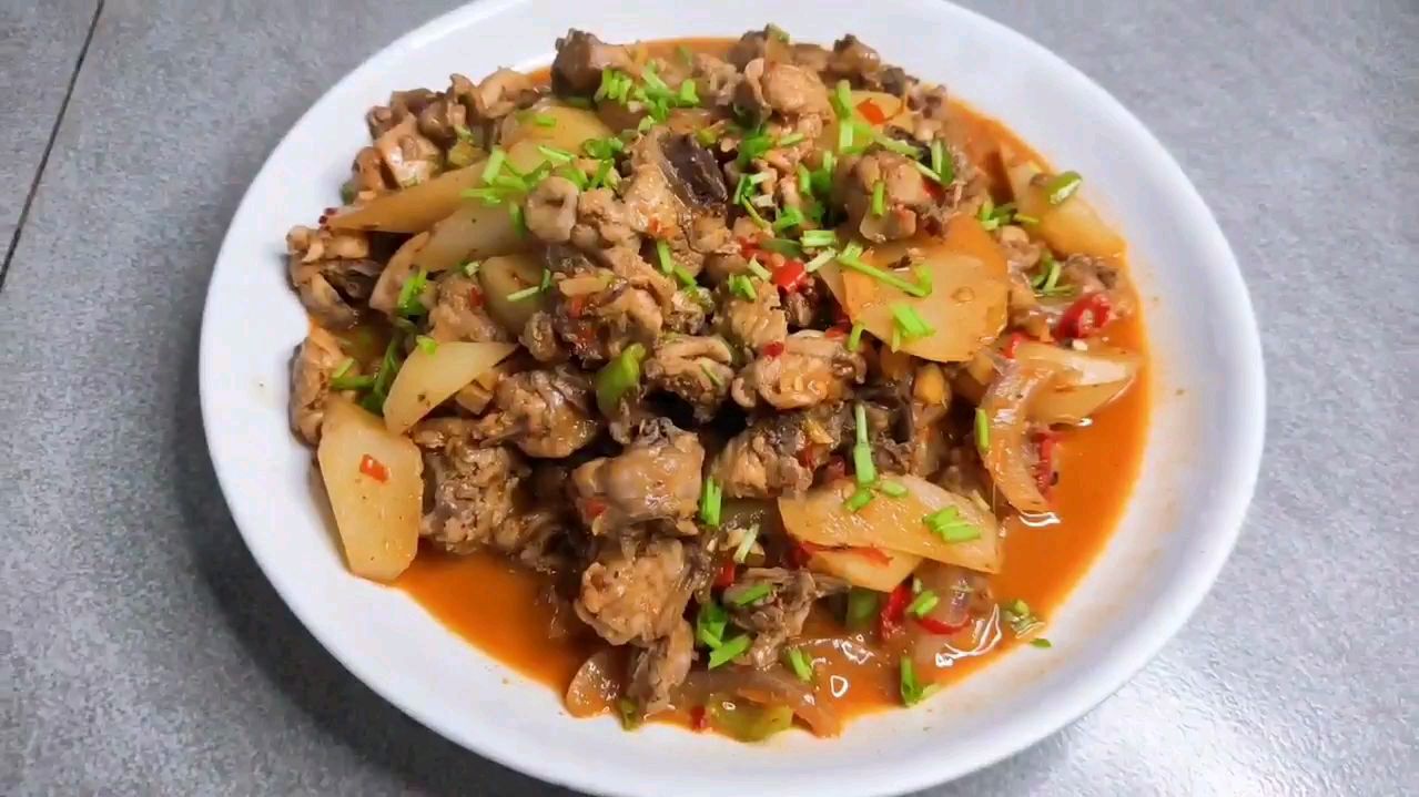 49块买回一只小鸡,配上2个土豆一锅炖,好吃不上火