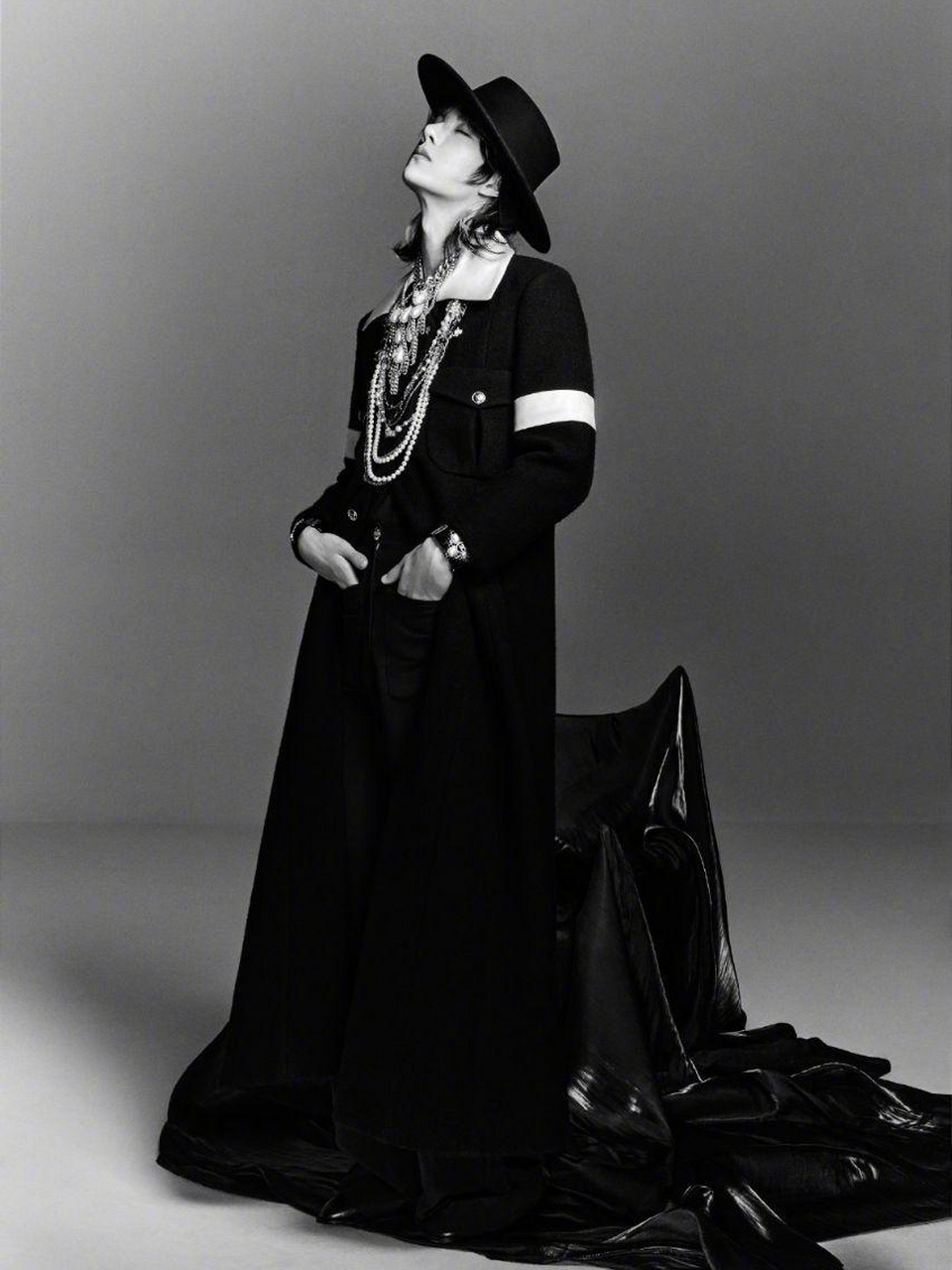 一人千面的王一博,挑染长发搭配圆顶黑帽,尽显潮流风情,灰黑的时尚独