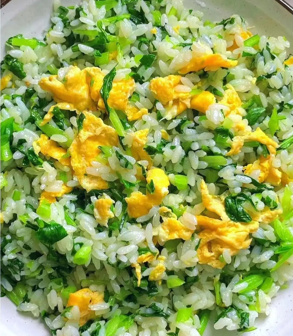 我的美食分享#  青菜蛋炒饭  食材:青菜,鸡蛋,蒜末,盐等.