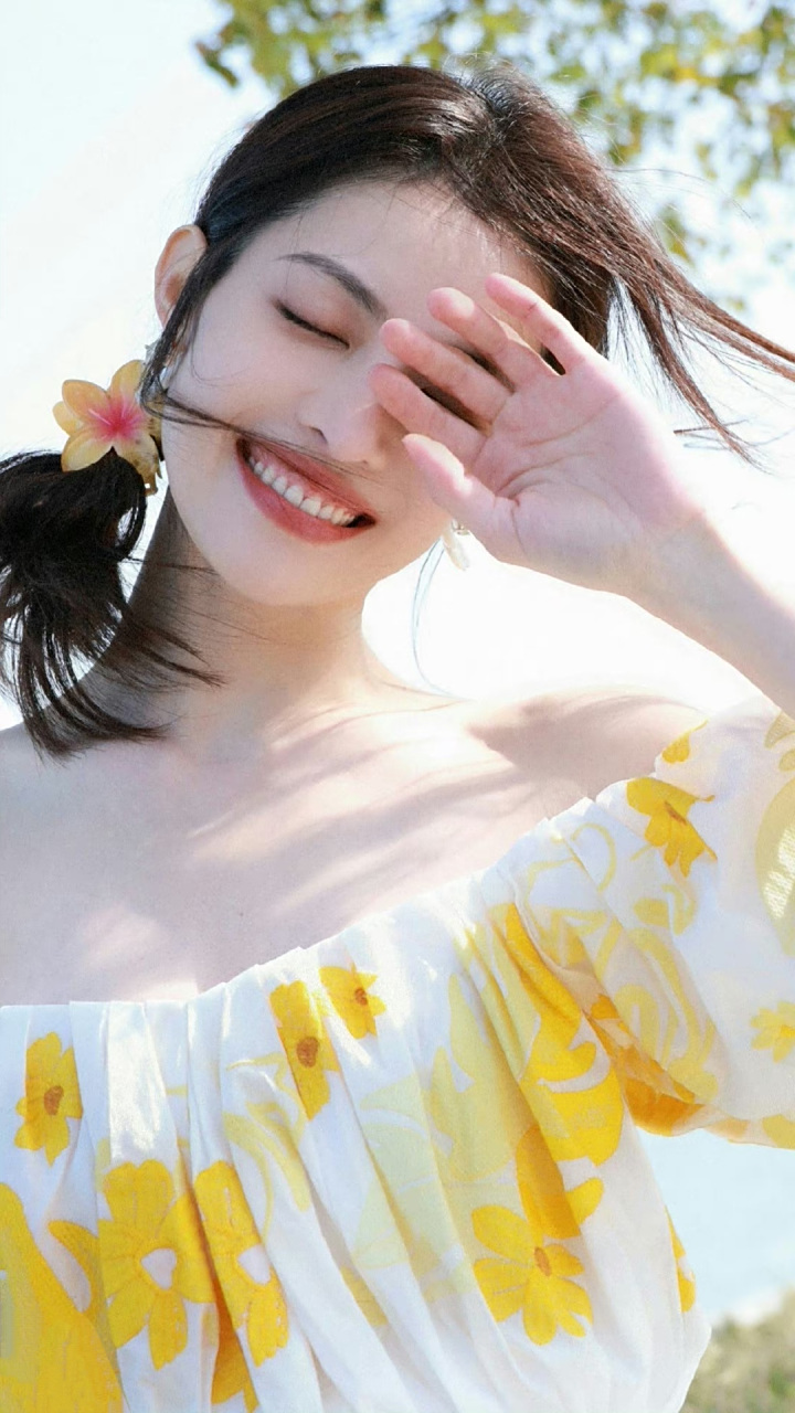 钟楚曦# 初夏的味道,甜美可爱的笑容,清纯妩媚,楚楚动人