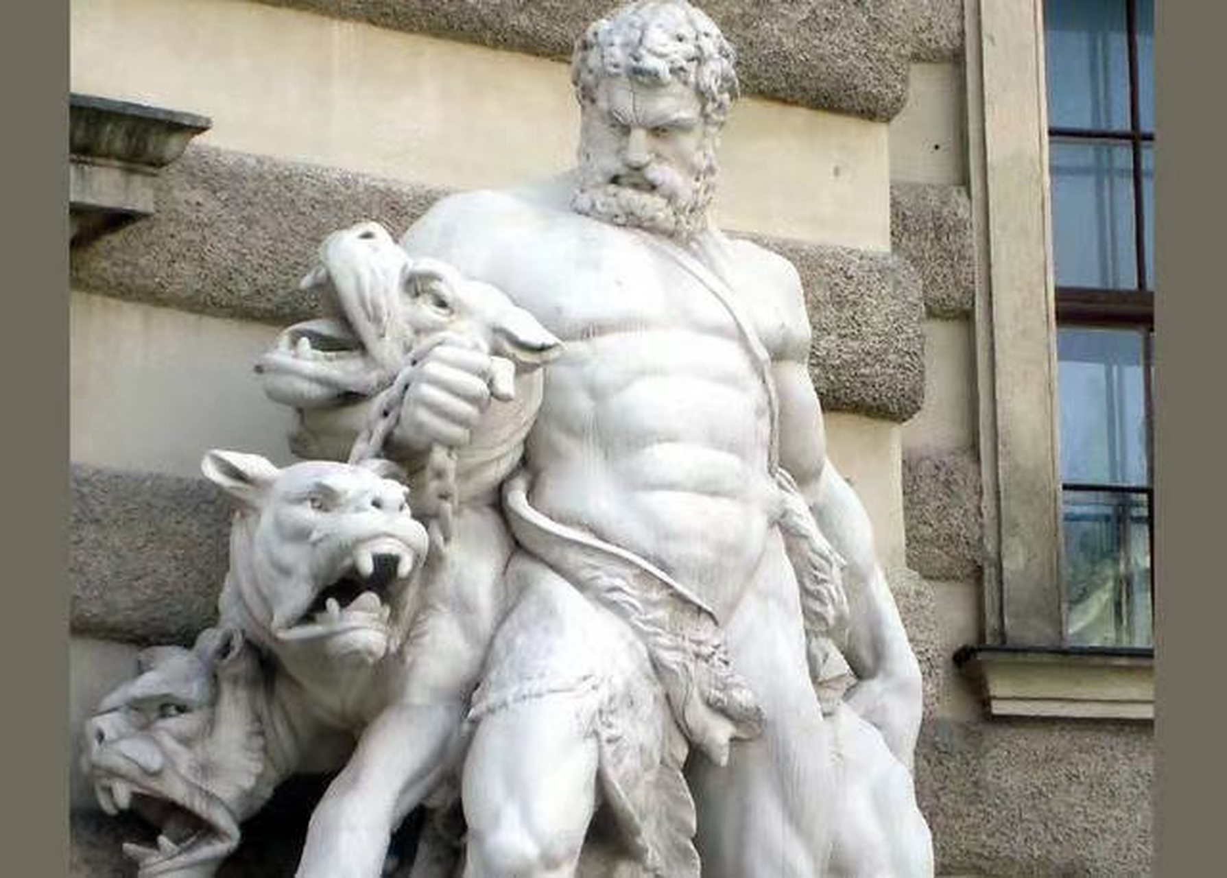 古希腊神话中赫拉克勒斯是被奥林匹斯诸神赐予的半神半人身份.