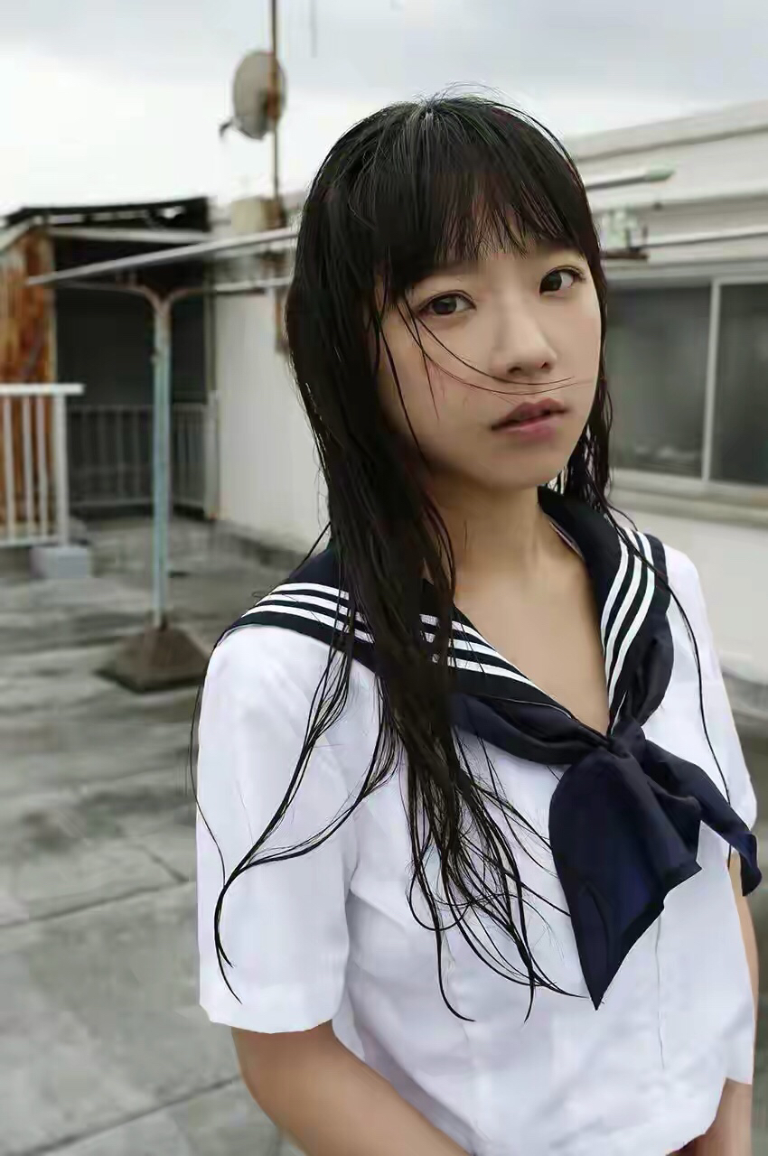 快27岁的长泽茉里奈,穿上校服依然毫无违和感