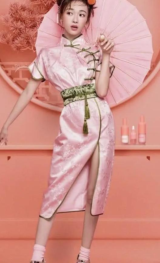吉娃娃"吴谨言",粉色旗袍配双丸子头,可爱又完美彰显身体曲线