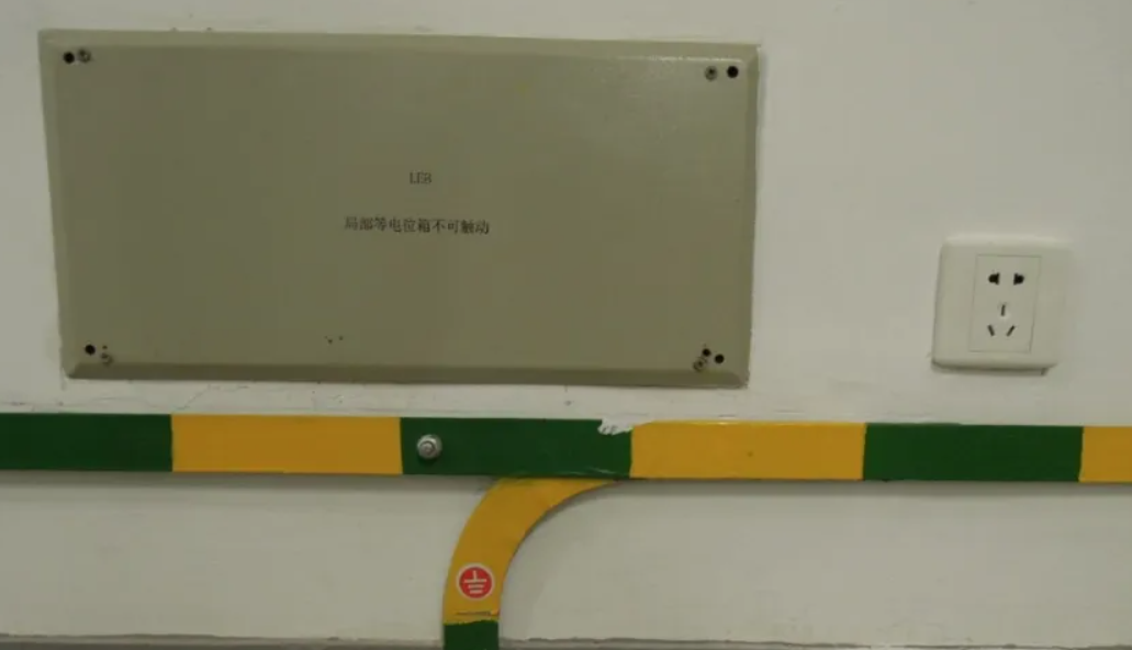 接地扁铁的黄绿漆间距