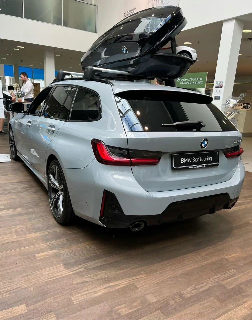 今天分享一篇图文,宝马3系 touring 曲面双联屏,配上行李架真的适合