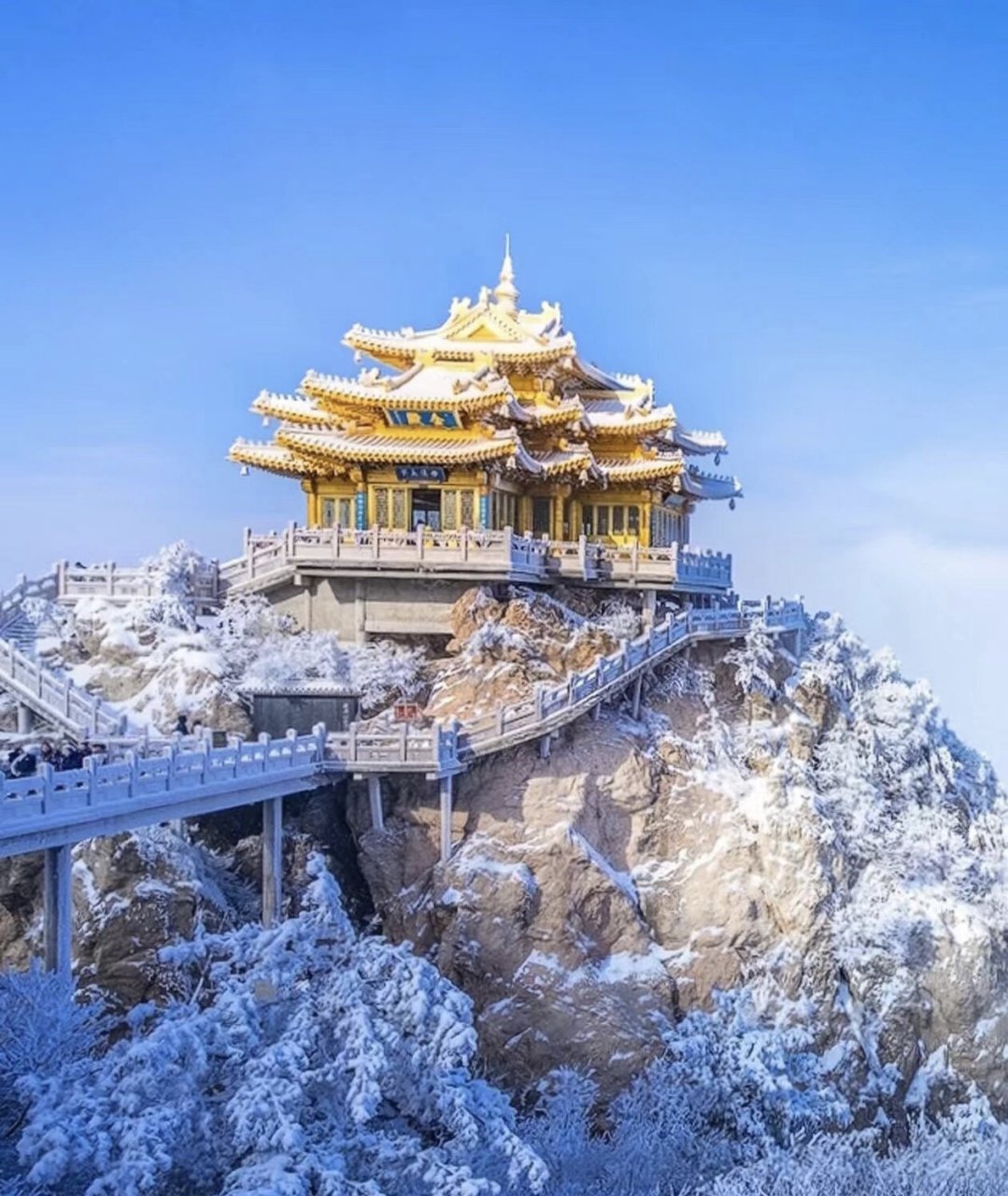 远赴人间惊鸿宴,一瞩人间盛世颜  老君山是伏牛山 国家地质公园的核心
