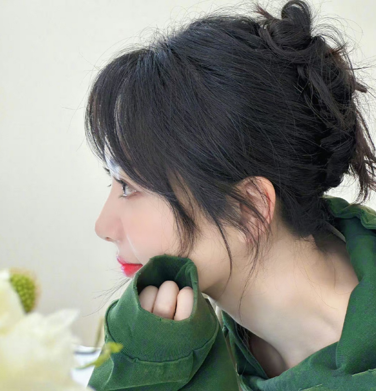 杨紫最近的营业照很美啊,换了一种风格,她真的适合这种刘海,整个人