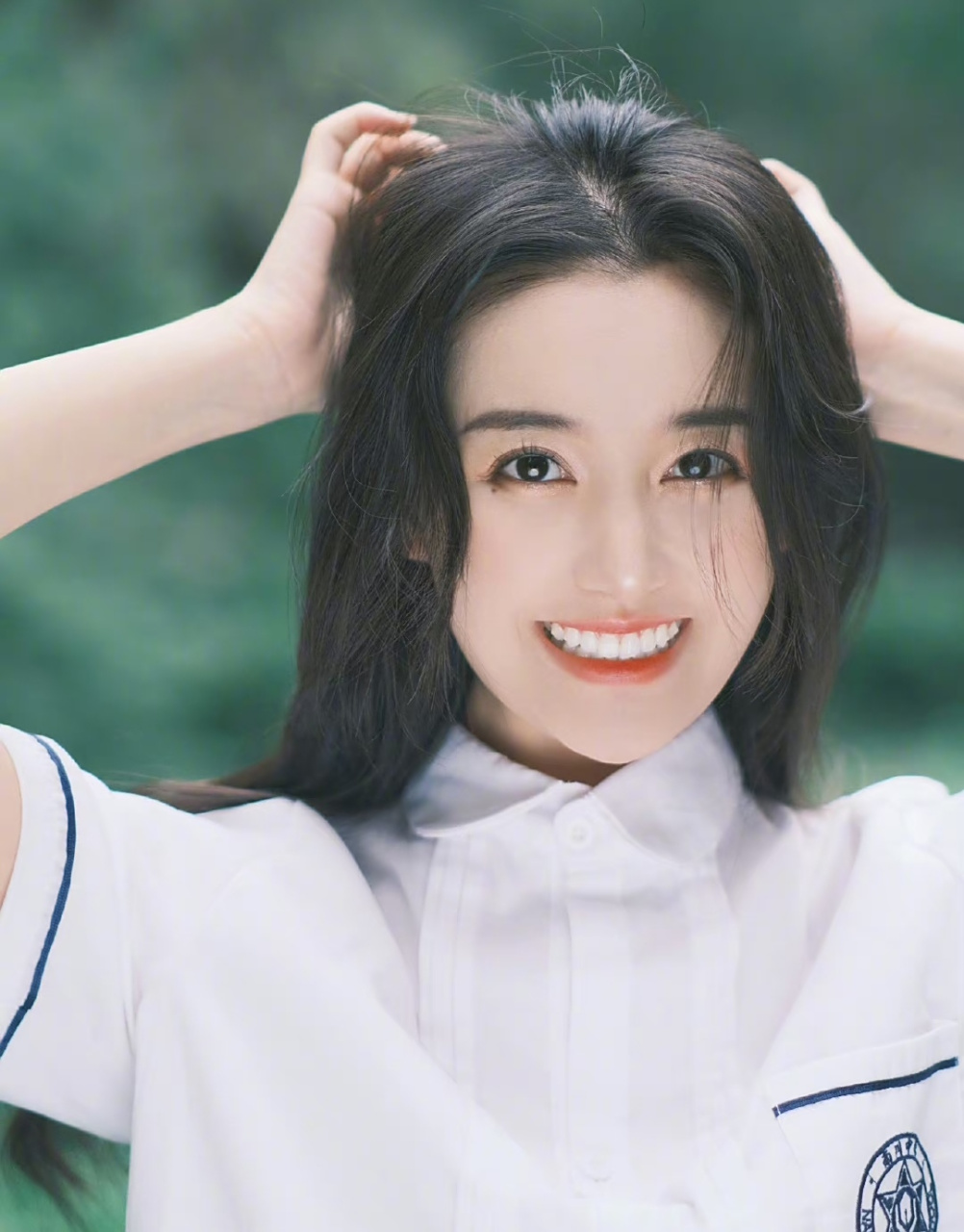 蒋依依晒美照庆祝粉丝突破1000万,清新学院风文静十足,她的气质还是