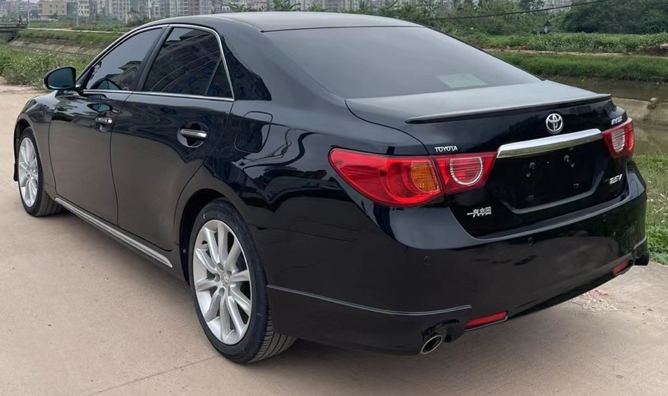 2012年上牌,极品锐志2598款,纯个人一手车,全车原版只有一个面补漆