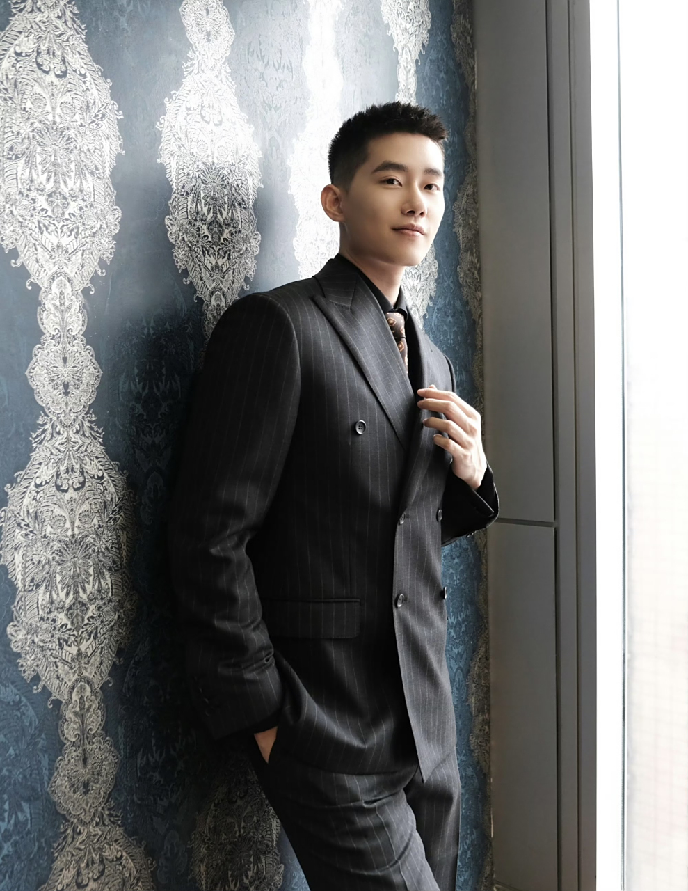 正装一穿,少了些年少轻狂,多了些成熟稳重#时尚穿搭# #正装# #帅哥