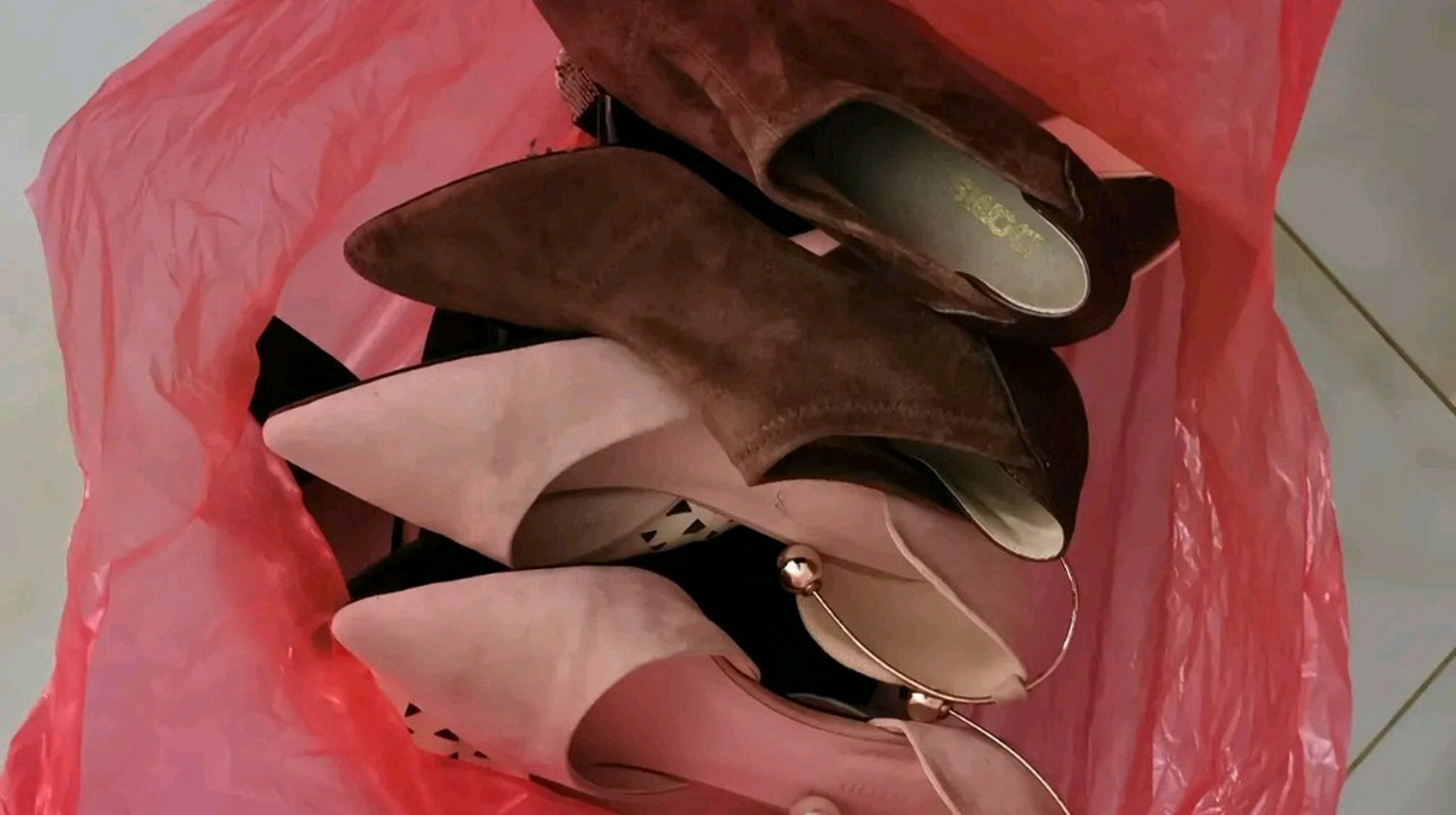 以前上班的时候也喜欢高跟鞋,现在退休了,主要以舒适轻便的平底鞋为