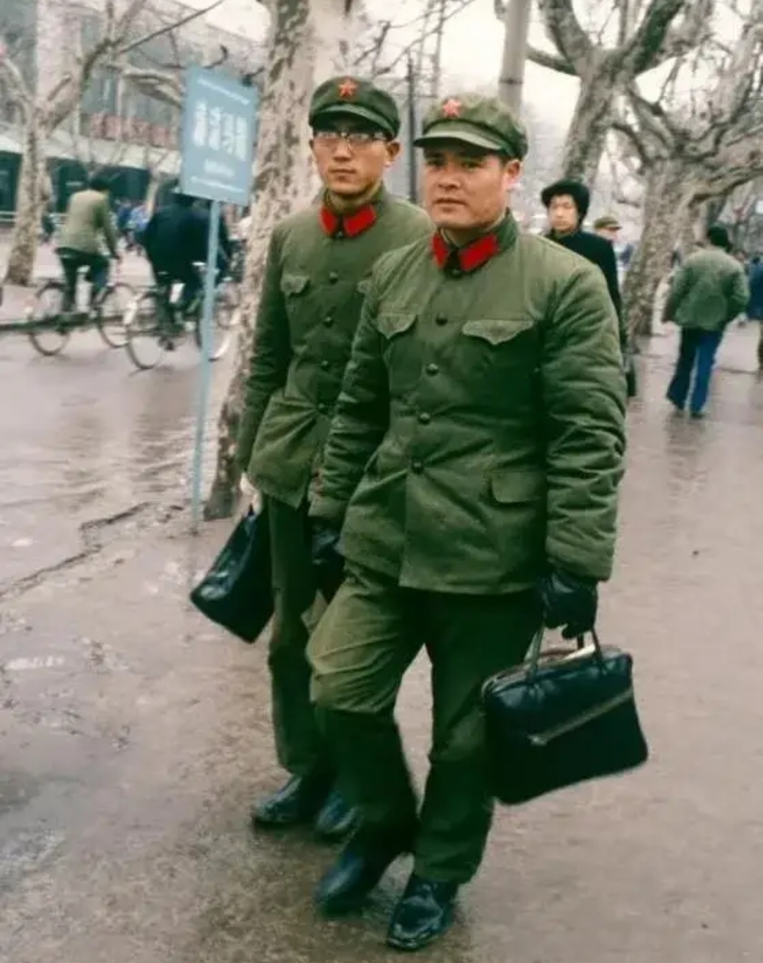 仔细看他们穿着威武的六五式军装让人过目不忘经典的红色五角