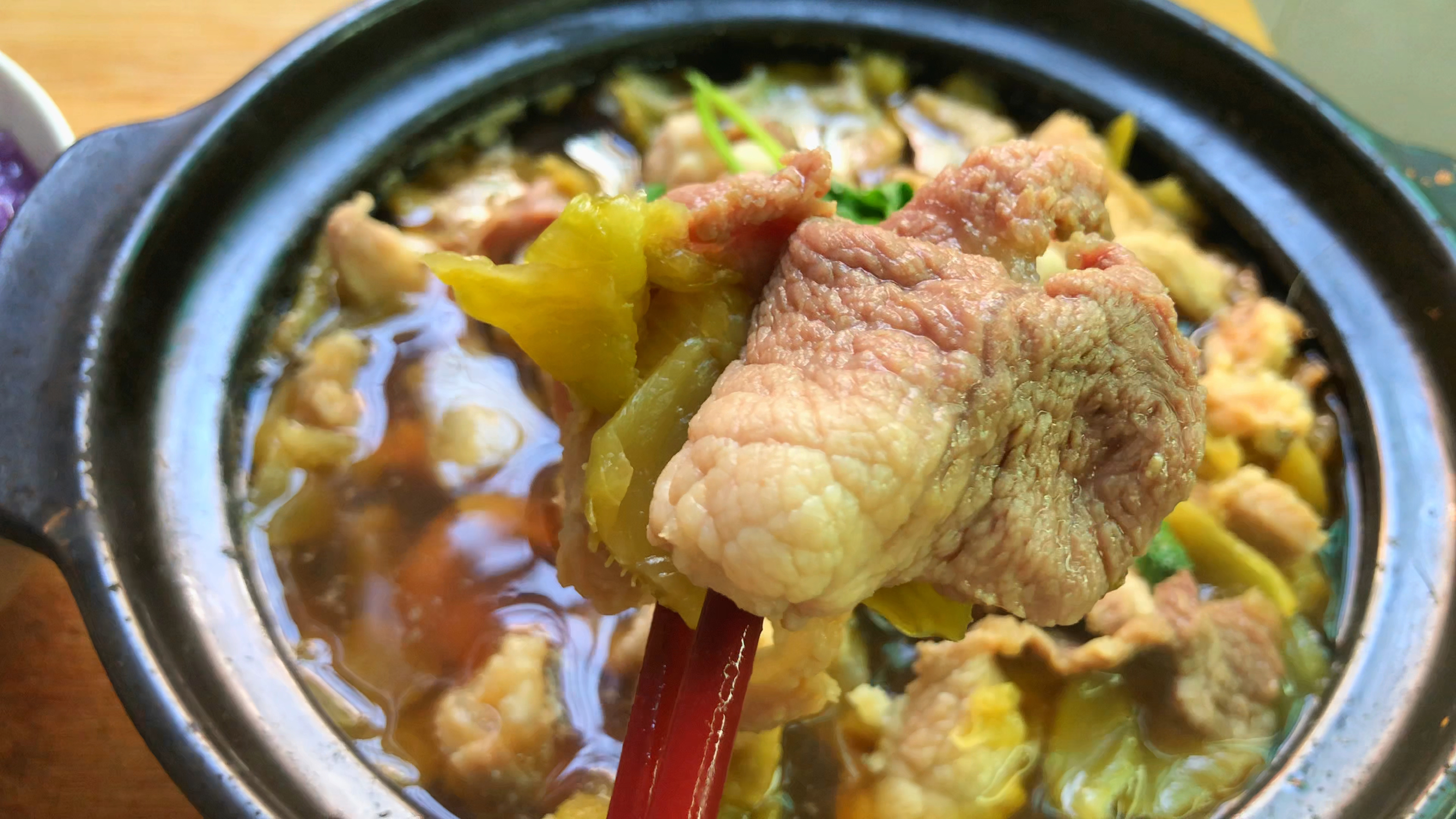 广东人早餐不止粿条汤肠粉，还有番薯粥和贡菜猪肉，家的味道