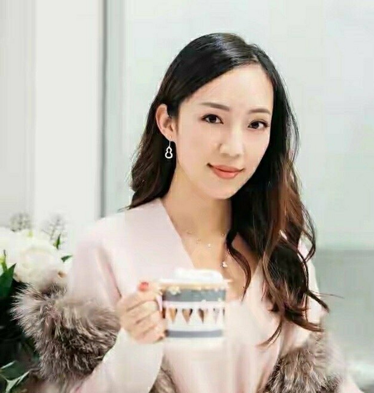 霍启刚堂妹霍咏诗晒孕照,神态温柔,气质出众,穿着淡粉色一字肩纱裙,好