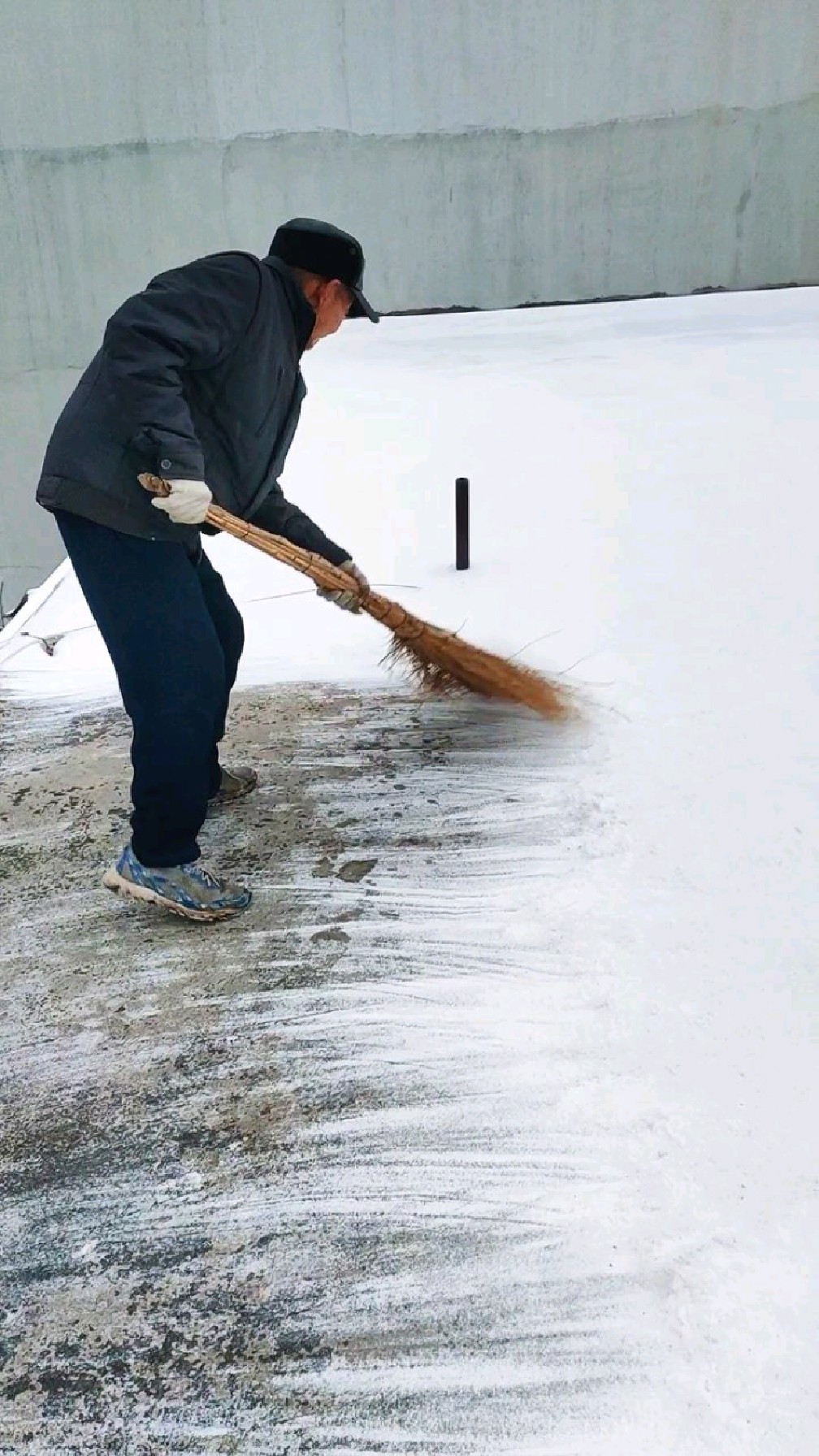 立春下雪了,農村老兩口上房掃雪-度小視