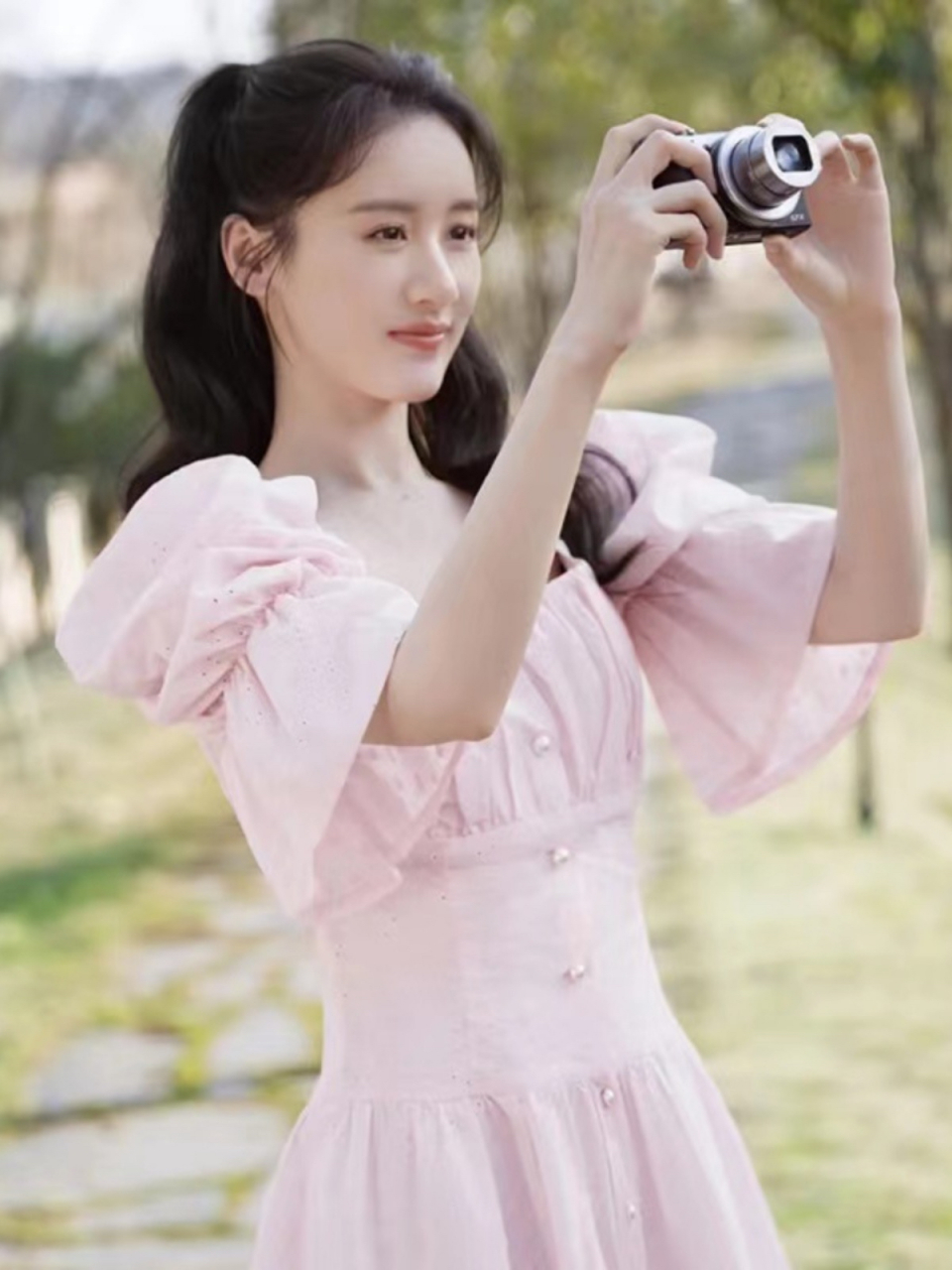 袁冰妍同款,藕粉色方领泡泡袖连衣裙, 设计感十足,甜美,时尚.