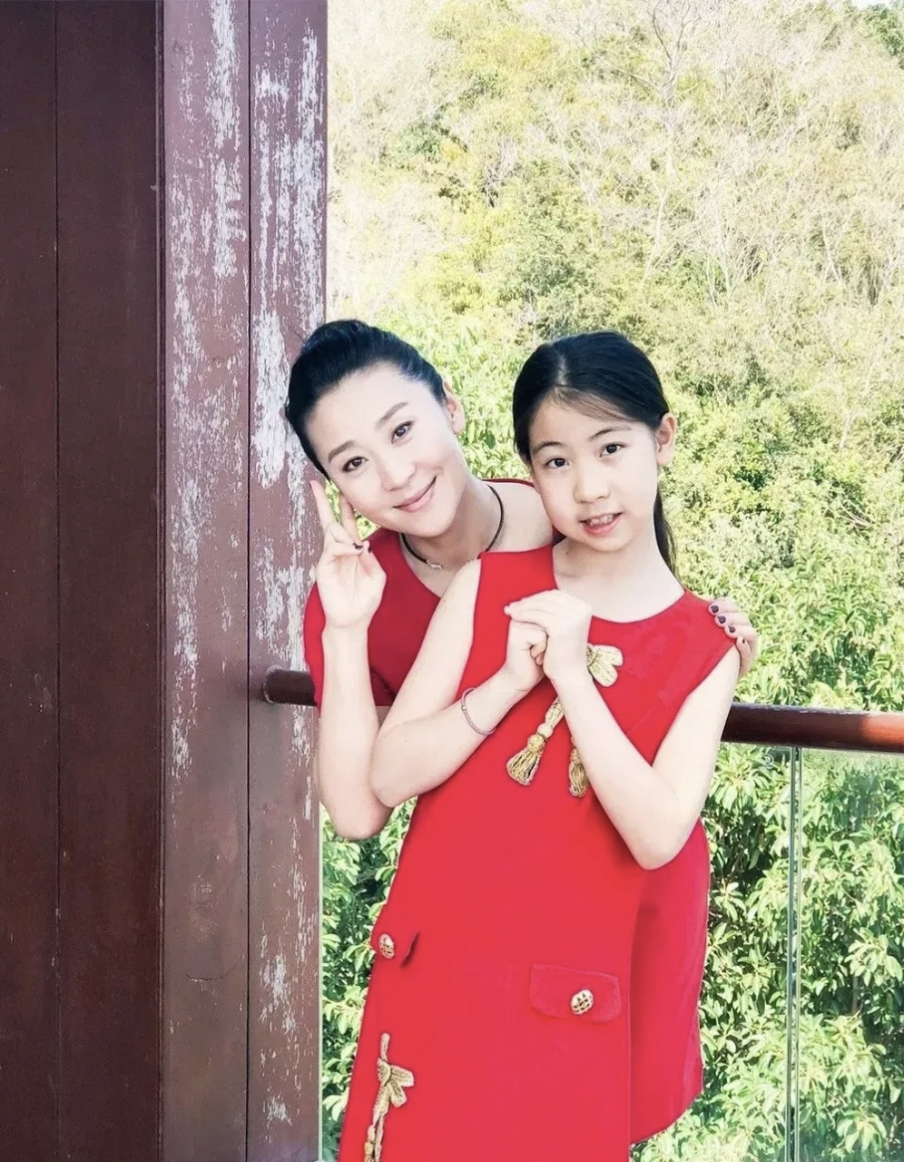 苗圃一家四口外出游玩!