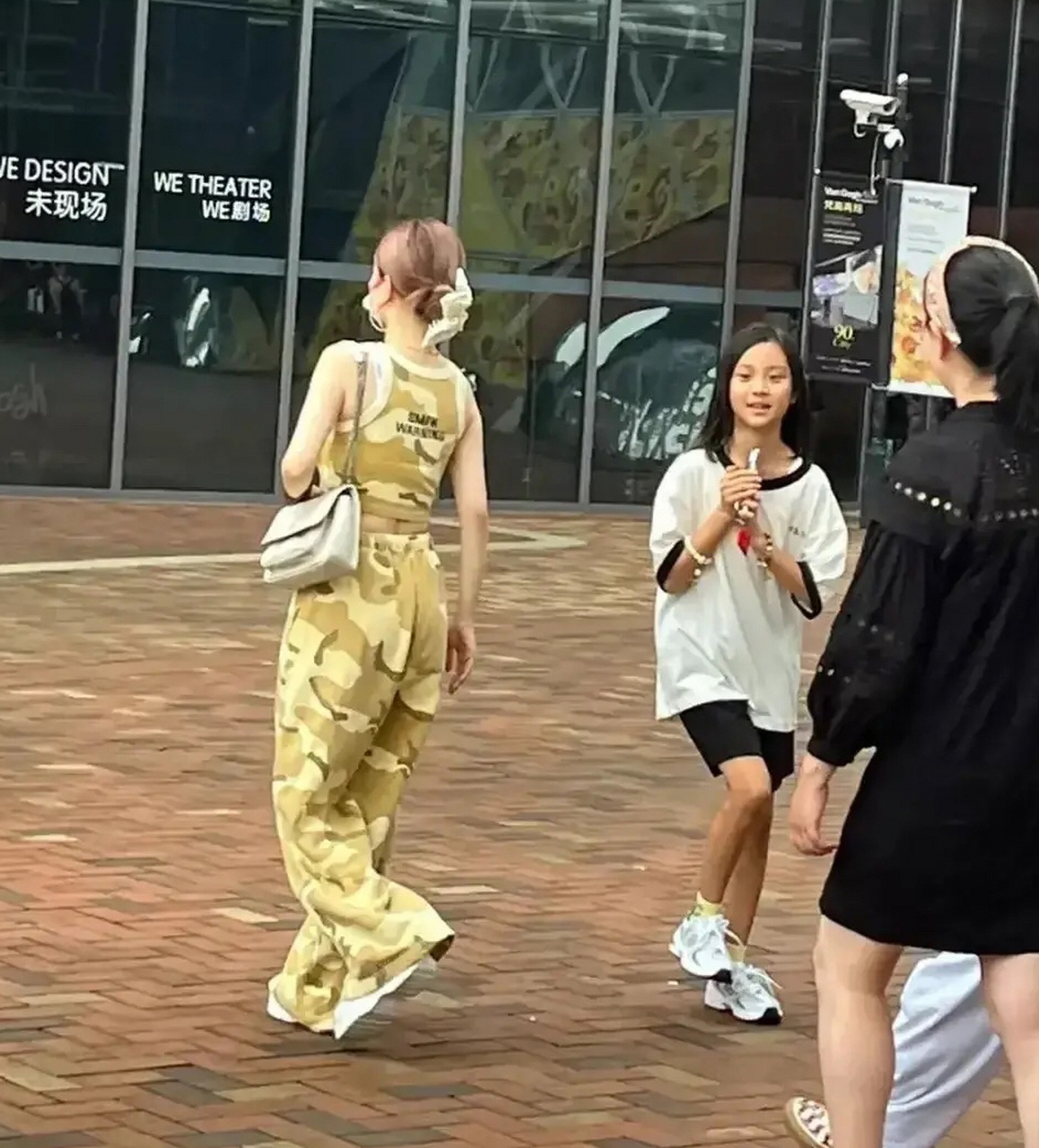 璐璐姐,不怪那么多人喜欢她,路人镜头下都那么漂亮!